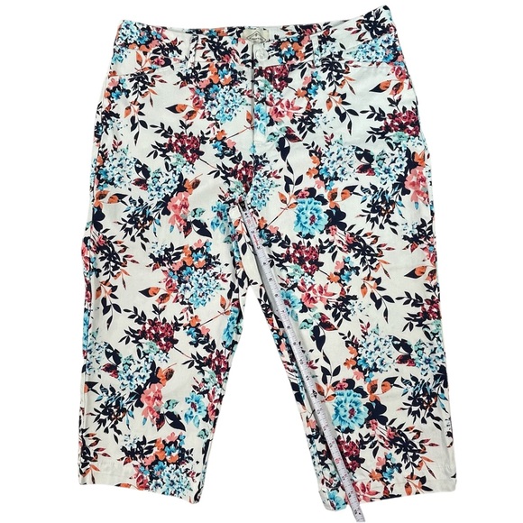 St. John’s bay size 14 white with blues, oranges, reds floral cropped pants - Picture 11 of 14